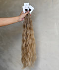 Invisible keratin bonds – high-quality wavy hair extensions from James Collective.
