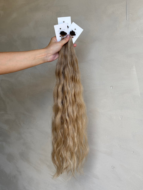 Invisible keratin bonds – high-quality wavy hair extensions from James Collective.