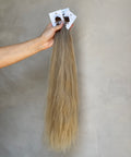 Invisible keratin bonds – high-quality wavy hair extensions from James Collective.