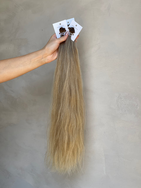Invisible keratin bonds – high-quality wavy hair extensions from James Collective.
