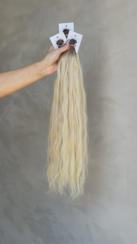 High-quality wavy extensions available for salon wholesale purchase.